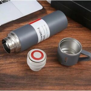 Kit Garrafa Termica Inox 500ML, Kit Cinza | Isolada a Vácuo, Parede Dupla, Com Tampa Caneca e 2 Canecas, Para Quente Gelado - Imagem 2