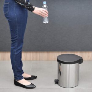 Lixeira com Pedal New Tramontina em aço inox 12 L | com Acabamento Polido - Imagem 9