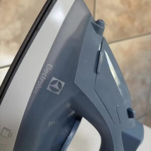Ferro de Passar Seco e Vapor Electrolux Efficient Base antiaderente Vapor Vertical Extra 1200W de Potência Cabo 1,35m ESI10 - Imagem 2