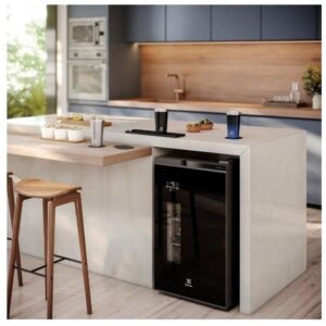 Cervejeira Electrolux Home Bar EB100 Vertical Preta 100L Frost Free - Imagem 3