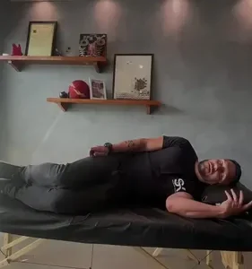Travesseiro Cervical Nasa - Coluna Relax - Carvão Ativado Cor branco e cinza - Imagem 11