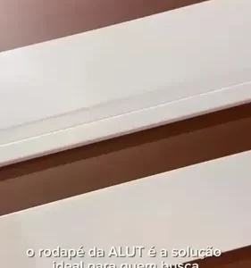 Kit 5 Barras 2m Rodape Poliestireno Frisado 10cm Altura Alut - Imagem 2