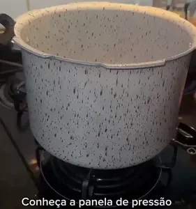 Panela De Pressão 4,5 Litros Antiaderente Fechamento Externo - Imagem 2