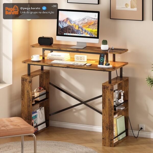 Escrivaninha Mesa para Computador, Mesa para Escritório de 2 Níveis com Tomada Integrada e Espaço de Armazenamento Lateral, Ideal para Home Office e Jogos, Cor Marrom