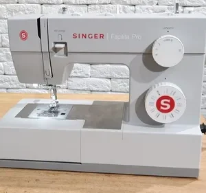 Máquina de costura reta Singer Facilita Pro 4423 portátil - cinza - Imagem 6