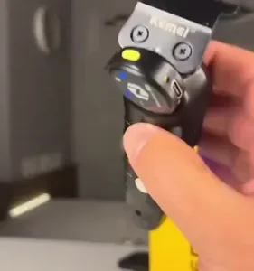 Máquina de Cortar Cabelo Acabamento Pezinho Barba Kemei KM-2299 Sem Fio Profissional Com Carregamento USB - Imagem 2