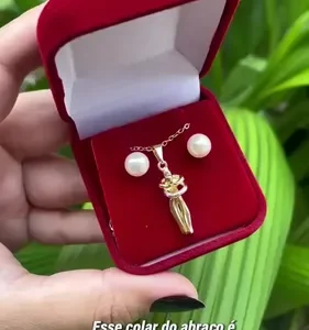 Colar Pingente Abraço Banhado Ouro 18k Caixa Presente Veludo - Imagem 3