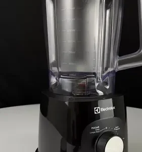 Liquidificador Electrolux 1300W de Potência com 3.2 Litros de Capacidade 12 Velocidades 6 Lâmina TriForce e Pés Antiderrapantes EBL1300 Preto - Imagem 2