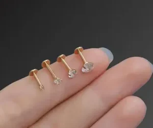 Kit 2 Piercing Cartilagem Titânio Haste 8mm Zircônia 3mm Dourado - Imagem 4