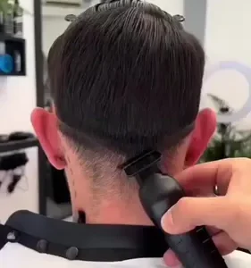 Máquina de Cortar Cabelo Acabamento Pezinho Barba Kemei KM-2299 Sem Fio Profissional Com Carregamento USB - Imagem 6