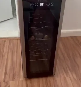 Adega de vinho Electrolux 8 garrafas Uma Porta Acabamento em Alumínio ACB08 Bivolt Preto - Imagem 2