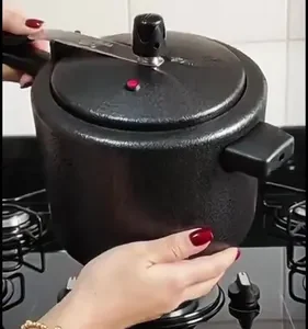 Panela de Pressão 7 litros Alumínio Preta Grande Segura Reforçada Cozimento Rápido Econômica Fechamento Interno - Imagem 11