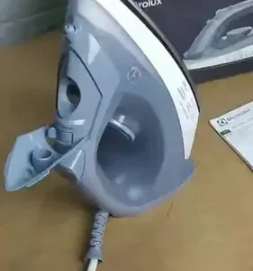 Ferro de Passar Seco e Vapor Electrolux Efficient Base antiaderente Vapor Vertical Extra 1200W de Potência Cabo 1,35m ESI10 - Imagem 29