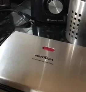 Sanduicheira e Grill Britânia 2 em 1 Bgr27i de 850W com Trava Inox - Imagem 2
