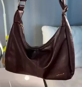 Bolsa Hobo Feminina Preta Couro Sintético Moderna Ajustável - Imagem 2