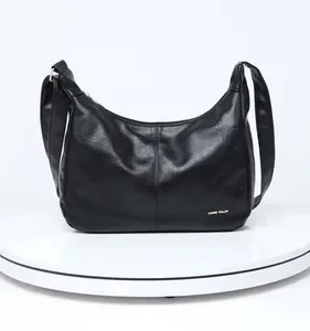 Bolsa Hobo Feminina Preta Couro Sintético Moderna Ajustável - Imagem 13