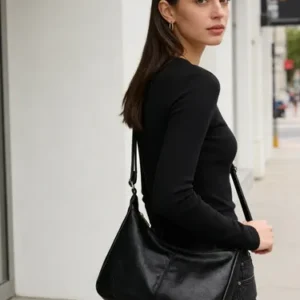 Bolsa Hobo Feminina Preta Couro Sintético Moderna Ajustável - Imagem 3